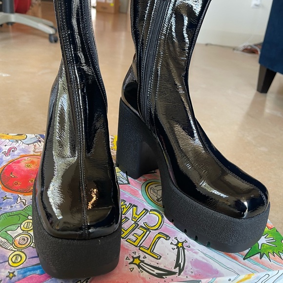 Jeffrey Campbell- Refresh Boot Black Crinkle Patent
Size W7.5 - Picture 7 of 7
